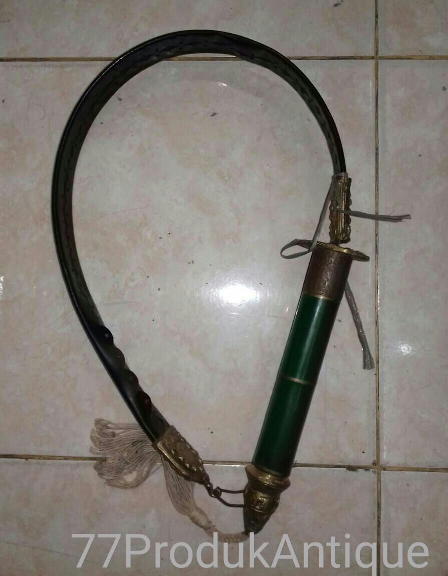 barang antik paling laris yaitu samurai selendang